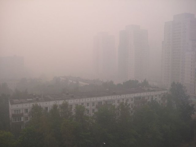 Дым утром в районе Беляево летом 2010 года