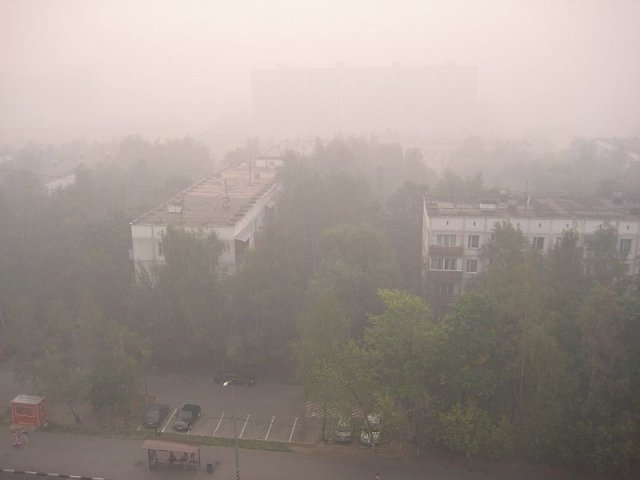 Дым утром в районе Беляево летом 2010 года