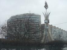 Памятник доблести моряков-черноморцев у пересечения Севастопольского и Нахимовского проспектов.