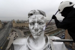 Памятник Гагарину на площади Гагарина моют к празднику